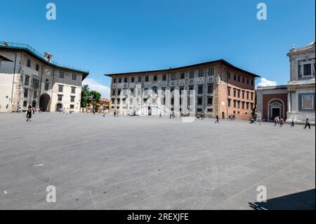 Palazzo dell'Orologio (Palast der Uhr) mit einem großen Bogen und die nahe gelegene Scuola Normale Superiore di Pisa (Universität von Pisa) ist ebenfalls ein Palast Stockfoto