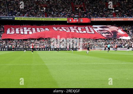 ROTTERDAM - die Unterstützer verabschieden sich von Orkun Kokcu von der Benfica SL während des Freundschaftsspiels zwischen Feyenoord und SL Benfica im Feyenoord Stadion de Kuip am 30. Juli 2023 in Rotterdam, Niederlande. ANP GERRIT VAN COLOGNE Stockfoto