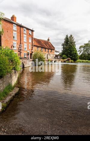 The Old Mill Hotel and Restaurant ein historisches Gebäude in Harnham Meadows, Salisbury, Wiltshire, England, Großbritannien Stockfoto