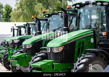 Eine Reihe grüner Landwirtschaftstraktoren. Stockfoto
