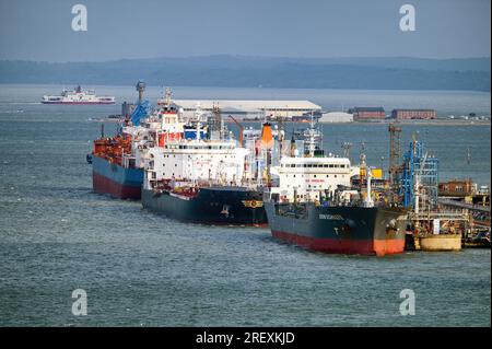 Öl- und Gastanker in der Fawley-Ölraffinerie auf Southampton Water. Stockfoto