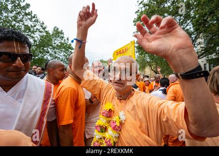 London, Großbritannien. 30. Juli 2023 Hare Krishna-Anhänger während des Rathayatra Festivals oder des Festivals der Streitwagen fahren durch Piccadilly. Normalerweise werden drei dekorierte Wagen, die die Gottesformen Jagannatha, Baladeva und Subhadra tragen, vom Hyde Park zum Trafalgar Square gefahren, aber dieses Jahr ist aufgrund von Platzbeschränkungen auf dem Platz nur ein Wagen erlaubt. Sobald Sie auf dem Platz sind, genießen die Gläubigen kostenlose vegetarische Speisen und Erfrischungen während des Festivals. Kredit: Stephen Chung / Alamy Live News Stockfoto