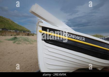 Elegant lackierten Fischerboot MOONRAKER geparkt am Strand von Marske durch Meer Cleveland North Yorkshire UK Stockfoto