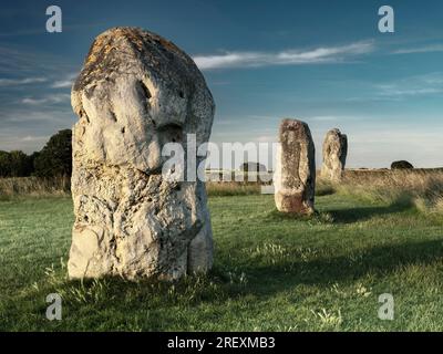 Drei der großen jungsteinzeitlichen Sarsensteine, die das Dorf Wiltshire von Avebury umgeben. Stockfoto