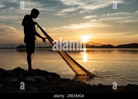 Guwahati, Indien. 30. Juli 2023 Ein Fischer, der am Sonntag, den 30. Juli 2023, bei Sonnenuntergang in Guwahati, Assam, Indien, im Fluss Brahmaputra angeln wird. Kredit: David Talukdar/Alamy Live News Stockfoto