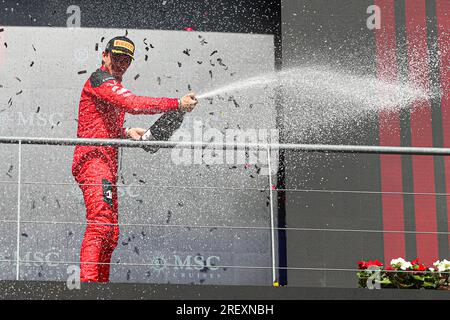 Charles Leclerc (MON) Ferrari SF-23 während der Podiumsfeier nach dem Rennen am Sonntag, dem 30. Juli, FORMEL 1 MSC KREUZFAHRTEN MIT DEM GROSSEN PREIS VON BELGIEN 2023 - Jul28 Stockfoto