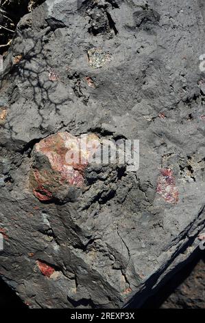 Basalt mit Olivin. Basalt ist ein vulkanischer oder extrudierender igneöser Fels. Dieses Foto wurde im Nationalpark Timanfaya, auf Lanzarote und auf den Kanarischen Inseln aufgenommen Stockfoto