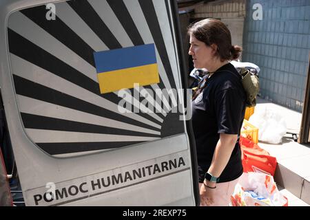 4. Juli 2023, Zaporizhzia, Ukraine: Volunteer Polina Starodubets (33) betrachtet die Entladung eines Lieferwagens mit humanitärer Hilfe. Man sagt, die Ukraine habe zwei Armeen - das Militär und die Freiwilligen. Diese Fotoserie dokumentiert die gemeinsame Arbeit ukrainischer und polnischer Freiwilliger bei der Verteilung humanitärer Hilfe an die Dörfer an der Front in der Region Zaporizhien: Primorsky und Stepnohirsk. Nahrungsmittel, Reinigungsmittel, Trinkwasser und ein Stromgenerator wurden den lokalen Behörden gespendet. (Kreditbild: © Amadeusz Swierk/SOPA Images via ZUMA Press Wire) NUR REDAKTIONELLE VERWENDUNG! Nicht für kommerzielle USAG Stockfoto