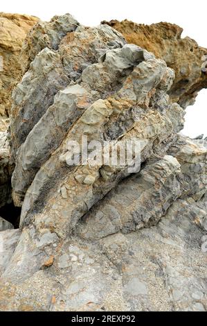 Die Störungsbeckenbildung ist eine Störungsbeckenbildung, die für die Schleifwirkung von zwei Reibblöcken gebildet wird. Dieses Foto wurde in Cape Creus, Girona, Katalonien, Spanien aufgenommen. Stockfoto