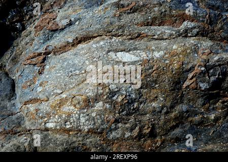 Die Störungsbeckenbildung ist eine Störungsbeckenbildung, die für die Schleifwirkung von zwei Reibblöcken gebildet wird. Dieses Foto wurde in Cape Creus, Girona, Katalonien, Spanien aufgenommen. Stockfoto