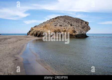 Vulkanische Brekzie oder vulkanisches Agglomerat. Cala Monsul, Cabo de Gata, Almeria, Andalusien, Spanien. Stockfoto