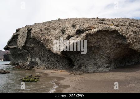 Vulkanische Brekzie oder vulkanisches Agglomerat. Cala Monsul, Cabo de Gata, Almeria, Andalusien, Spanien. Stockfoto