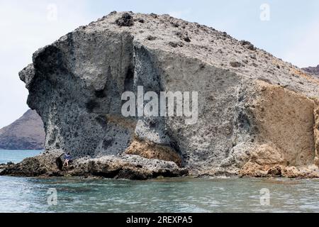 Vulkanische Brekzie oder vulkanisches Agglomerat. Cala Monsul, Cabo de Gata, Almeria, Andalusien, Spanien. Stockfoto