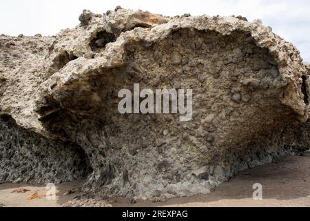 Vulkanische Brekzie oder vulkanisches Agglomerat. Cala Monsul, Cabo de Gata, Almeria, Andalusien, Spanien. Stockfoto