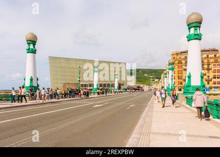 Kursaal Brücke und Kursaal Kongresszentrum und Auditorium in San Sebastian, Spanien. Das Auditorium stammt aus dem Jahr 1999. Stockfoto