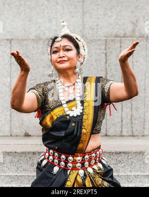 London, UK, 30. Juli 2023. Pavani, eine indische asiatische Tänzerin, spielt einen Odissi-Tanz in einem Sari- und Kopfschmuck. Das Londoner Rathayatra (was „Wagenfest“ bedeutet) wird von Anhängern Krishnas gefeiert. Die Feier hat in Indien eine lange Tradition und erinnert jährlich an die Reise dreier Gottheiten. Bei einer Prozession ziehen die Gläubigen zunächst ins Zentrum von London, gefolgt von Aufführungen, Festlichkeiten und Speisen auf dem Trafalgar Square. Stockfoto