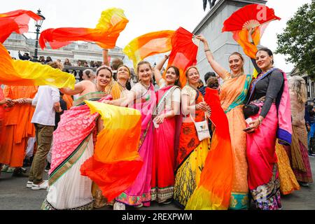 London, Großbritannien. 30. Juli 2023. Eine Tanzgruppe vom ISKCON London Radha-Krishna Temple trotzt dem Regenwetter. Die Londoner Rathayatra (das bedeutet Wagenfestival) wird von Anhängern von Krishna gefeiert. Die Feier, die eine lange Tradition von mehreren hundert Jahren in Indien hat, erinnert jedes Jahr an die Reise der Gottheiten Lagannatha, Baladeva und Subhadra. Bei einer Prozession ziehen zunächst Tausende ins Zentrum von London, gefolgt von Aufführungen, Festlichkeiten und Speisen am Trafalgar Square. Kredit: Imageplotter/Alamy Live News Stockfoto