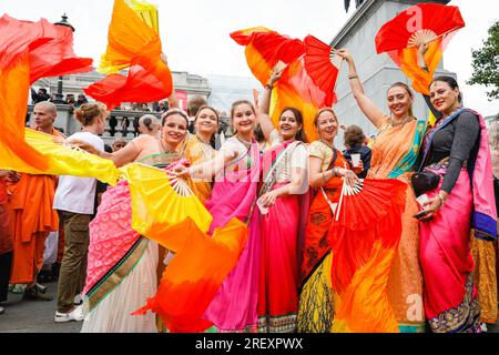 London, Großbritannien. 30. Juli 2023. Eine Tanzgruppe vom ISKCON London Radha-Krishna Temple trotzt dem Regenwetter. Die Londoner Rathayatra (das bedeutet Wagenfestival) wird von Anhängern von Krishna gefeiert. Die Feier, die eine lange Tradition von mehreren hundert Jahren in Indien hat, erinnert jedes Jahr an die Reise der Gottheiten Lagannatha, Baladeva und Subhadra. Bei einer Prozession ziehen zunächst Tausende ins Zentrum von London, gefolgt von Aufführungen, Festlichkeiten und Speisen am Trafalgar Square. Kredit: Imageplotter/Alamy Live News Stockfoto