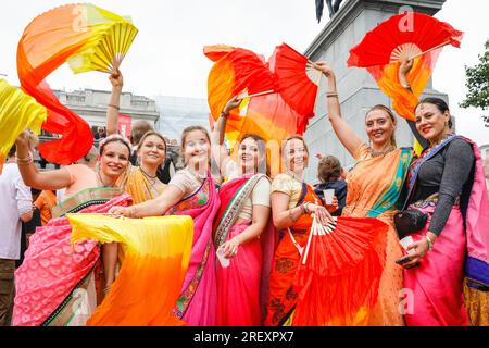 London, Großbritannien. 30. Juli 2023. Eine Tanzgruppe vom ISKCON London Radha-Krishna Temple trotzt dem Regenwetter. Die Londoner Rathayatra (das bedeutet Wagenfestival) wird von Anhängern von Krishna gefeiert. Die Feier, die eine lange Tradition von mehreren hundert Jahren in Indien hat, erinnert jedes Jahr an die Reise der Gottheiten Lagannatha, Baladeva und Subhadra. Bei einer Prozession ziehen zunächst Tausende ins Zentrum von London, gefolgt von Aufführungen, Festlichkeiten und Speisen am Trafalgar Square. Kredit: Imageplotter/Alamy Live News Stockfoto