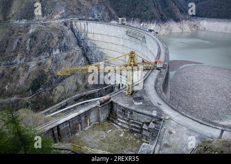 Das Wasserkraftwerk Enguri HES, Enguri Dam, Svaneti, Georgien. Stockfoto