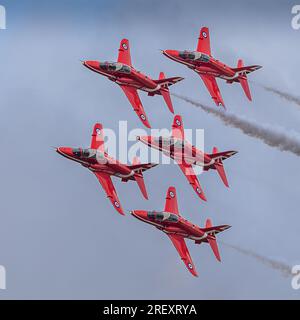 Red Arrows, British Aerospace Hawk TA/T1As, Royal Air Force Aerobatic Team, RAF Waddington. Präsentation auf der Royal International Air Tattoo 2023. Stockfoto