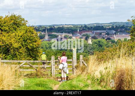 Menschen, die auf dem Twyford Down Hampshire spazieren und Rad fahren, mit Blick auf die Stadt Winchester Stockfoto
