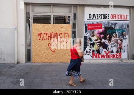 Ein Mohamed-Tag, zu Ehren des Mannes, der bei der Plünderung starb, nachdem er mit einem Blitzball erschossen wurde, im Zentrum von Marseille, Frankreich. Bruno Le Maire, der französische Wirtschafts- und Finanzminister, kommt nach Marseille, um Ladenbesitzer im Stadtzentrum zu unterstützen, die Opfer von Plünderungen während der städtischen Unruhen am 29. Und 30. Juni 2023 waren, nachdem der junge Nahel bei einem Polizeicheck gestorben war. (Foto: Laurent Coust/SOPA Images/Sipa USA) Stockfoto