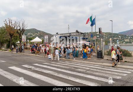 Como, Lombardei, Italien - 5. September 2022: Menschenmassen, die am Ticketschalter der Fähre in Como am Comer See anstehen. Comer See-Navig Stockfoto