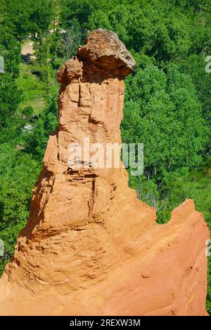 Landschaft in Ockersteinbrüchen namens Colorado Provence in der Nähe des Dorfes Rustrel in Frankreich. Stockfoto