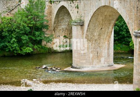 Alte Steinbögen von Le pont de La Malène über dem Fluss Tarn in Frankreich. Stockfoto