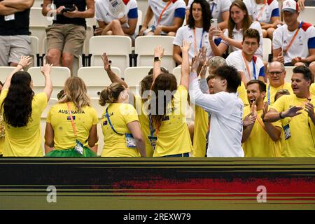 Fukuoka, Japan. 30. Juli 2023. Chinas Qin Haiyang reagiert mit dem Team Australia of Swimming bei den World Aquatics Championships in Fukuoka, Japan, am 30. Juli 2023. Kredit: Xu Chang/Xinhua/Alamy Live News Stockfoto