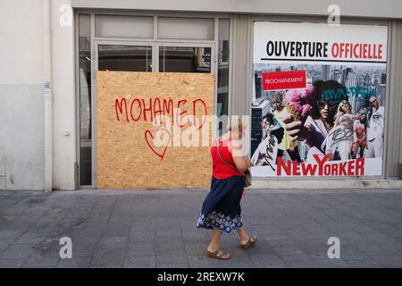 7. Juli 2023, Arles, Bouches-du-RhÃ, Frankreich: Ein Mohamed-Tag zu Ehren des Mannes, der bei der Plünderung starb, nachdem er mit einem Blitzball erschossen wurde, im Zentrum von Marseille, Frankreich. Bruno Le Maire, der französische Wirtschafts- und Finanzminister, kommt nach Marseille, um Ladenbesitzer im Stadtzentrum zu unterstützen, die Opfer von Plünderungen während der städtischen Unruhen am 29. Und 30. Juni 2023 waren, nachdem der junge Nahel bei einem Polizeicheck gestorben war. (Kreditbild: © Laurent Coust/SOPA Images via ZUMA Press Wire) NUR REDAKTIONELLE VERWENDUNG! Nicht für den kommerziellen GEBRAUCH! Stockfoto