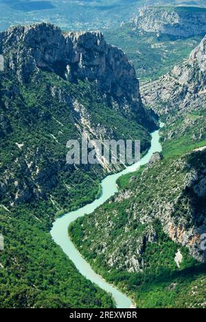 Blick über eine bergige Landschaft mit hohen Felsen und steinigen Hängen hinunter zum Tal des Verdon River in Frankreich. Stockfoto