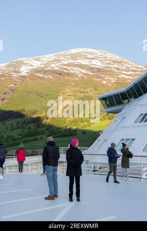 Alt, Norwegen. 2. Juni 2023. Die Leute versammeln sich bei Sonnenaufgang auf dem Hubschrauberlandeplatz des Kreuzfahrtschiffs Celebrity Silhouette, um dem Schiff beim Segeln in die Fjordstadt Olden zuzusehen. Kredit: Katie Collins/Alamy Stockfoto