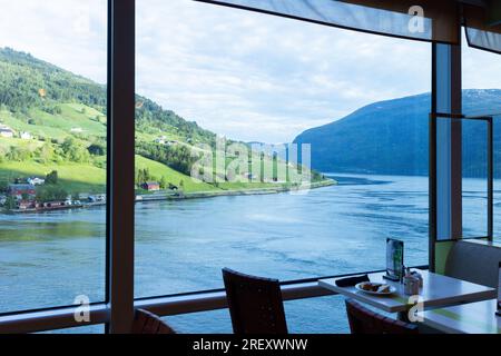 Alt, Norwegen. 2. Juni 2023. Ein allgemeiner Blick auf Olden vom Buffet an Bord des Celebrity Silhouette Kreuzfahrtschiffs. Kredit: Katie Collins/Alamy Stockfoto