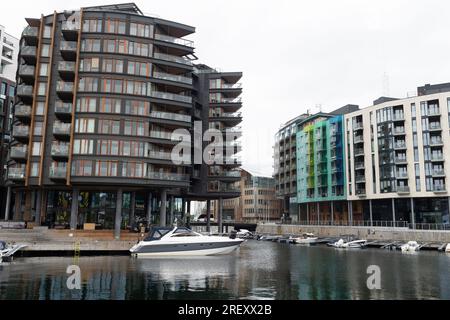 Oslo, Norwegen. 27. Juli 2023. Wohnungen am Wasser in Oslo, Norwegen. Kredit: Katie Collins/Alamy Stockfoto