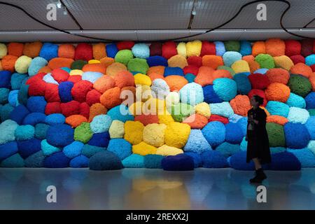 Oslo, Norwegen. 27. Juli 2023. Escalade Beyond Chromatic Lands 2016/2017 von Sheila Hicks im Nationalmuseum in Oslo, Norwegen. Kredit: Katie Collins/Alamy Stockfoto