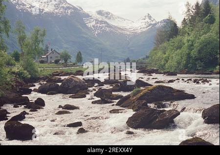 Alt, Norwegen. 2. Juni 2023. Ein allgemeiner Blick auf die norwegische Fjordstadt Olden. Kredit: Katie Collins/Alamy Stockfoto