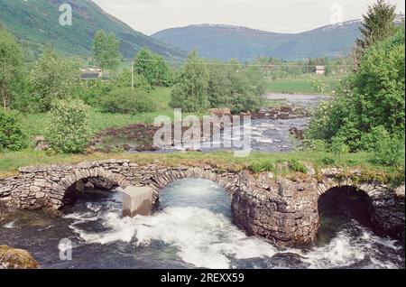 Alt, Norwegen. 2. Juni 2023. Ein allgemeiner Blick auf die norwegische Fjordstadt Olden. Kredit: Katie Collins/Alamy Stockfoto