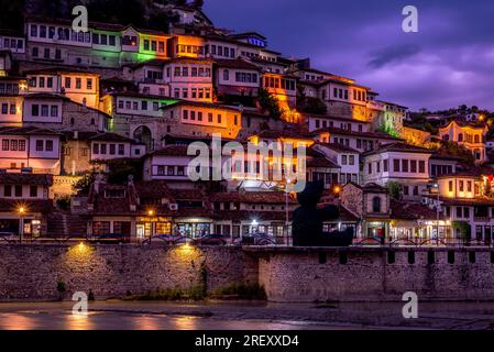 Nachtsicht auf die historische Stadt Berat in Albanien, die zum UNESCO-Weltkulturerbe gehört Stockfoto