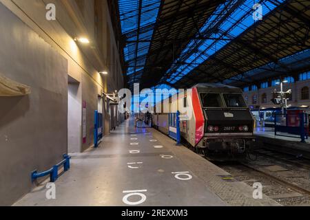 Ein Regionalexpress (TER) aus der Region Provence-Alpes-Cote d'Azur am Gare Saint-Charles. Der Bahnhof Marseille Saint-Charles öffnet sich im Wettbewerb mit der Ankunft des spanischen Eisenbahnunternehmens RENFE, das seit dem 28. Juli 2023 eine neue Verbindung zwischen Madrid und Marseille betreibt. Stockfoto