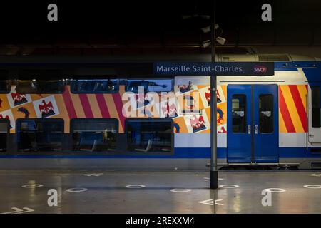 Ein Regionalzug (TER) aus der Region Provence-Alpes-Cote d'Azur befindet sich am Gare Saint-Charles. Der Bahnhof Marseille Saint-Charles öffnet sich im Wettbewerb mit der Ankunft des spanischen Eisenbahnunternehmens RENFE, das seit dem 28. Juli 2023 eine neue Verbindung zwischen Madrid und Marseille betreibt. Stockfoto