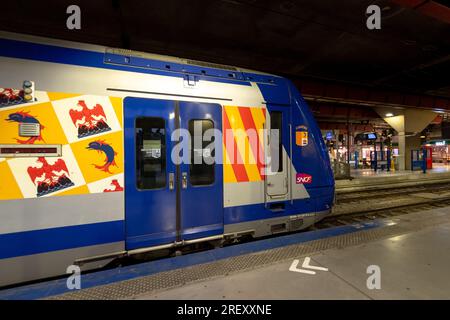 Ein Regionalzug (TER) aus der Region Provence-Alpes-Cote d'Azur befindet sich am Gare Saint-Charles. Der Bahnhof Marseille Saint-Charles öffnet sich im Wettbewerb mit der Ankunft des spanischen Eisenbahnunternehmens RENFE, das seit dem 28. Juli 2023 eine neue Verbindung zwischen Madrid und Marseille betreibt. Stockfoto