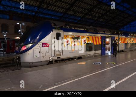 Ein Regionalzug (TER) aus der Region Provence-Alpes-Cote d'Azur befindet sich am Gare Saint-Charles. Der Bahnhof Marseille Saint-Charles öffnet sich im Wettbewerb mit der Ankunft des spanischen Eisenbahnunternehmens RENFE, das seit dem 28. Juli 2023 eine neue Verbindung zwischen Madrid und Marseille betreibt. Stockfoto