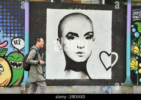 Limerick City, Irland. 30. Juli 2023. An diesem sonntag Versammelte Sich Eine große Menschenmenge am Arthur's Quay, um dem Tod des irischen Sängers Sinéad O'Connor Tribut zu zollen. Kredit: Karlis Dzjamko/Alamy Live News Stockfoto