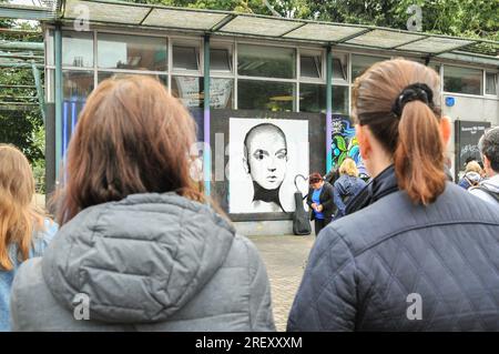 Limerick City, Irland. 30. Juli 2023. An diesem sonntag Versammelte Sich Eine große Menschenmenge am Arthur's Quay, um dem Tod des irischen Sängers Sinéad O'Connor Tribut zu zollen. Kredit: Karlis Dzjamko/Alamy Live News Stockfoto