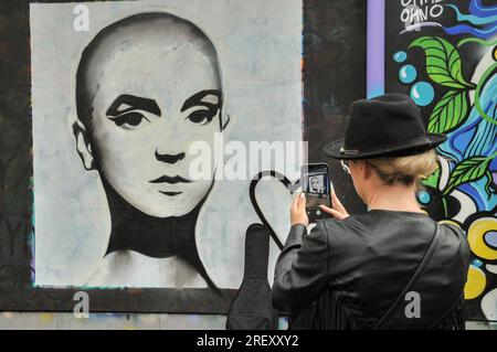 Limerick City, Irland. 30. Juli 2023. An diesem sonntag Versammelte Sich Eine große Menschenmenge am Arthur's Quay, um dem Tod des irischen Sängers Sinéad O'Connor Tribut zu zollen. Kredit: Karlis Dzjamko/Alamy Live News Stockfoto