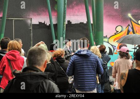 Limerick City, Irland. 30. Juli 2023. An diesem sonntag Versammelte Sich Eine große Menschenmenge am Arthur's Quay, um dem Tod des irischen Sängers Sinéad O'Connor Tribut zu zollen. Kredit: Karlis Dzjamko/Alamy Live News Stockfoto