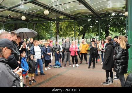 Limerick City, Irland. 30. Juli 2023. An diesem sonntag Versammelte Sich Eine große Menschenmenge am Arthur's Quay, um dem Tod des irischen Sängers Sinéad O'Connor Tribut zu zollen. Kredit: Karlis Dzjamko/Alamy Live News Stockfoto