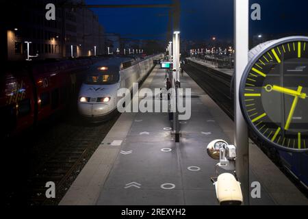 Marseille, Frankreich. 28. Juli 2023. Der erste AVE-Zug von RenFE kommt in Marseille an. Der Bahnhof Marseille Saint-Charles öffnet sich im Wettbewerb mit der Ankunft des spanischen Eisenbahnunternehmens RENFE, das seit dem 28. Juli 2023 eine neue Verbindung zwischen Madrid und Marseille betreibt. (Foto: Laurent Coust/SOPA Images/Sipa USA) Guthaben: SIPA USA/Alamy Live News Stockfoto